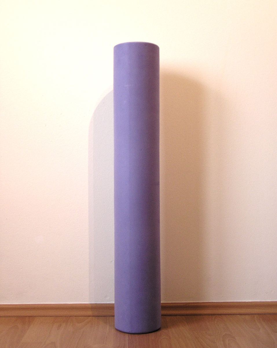 Lila Hartschaumrolle steht aufrecht an einer hellen Wand