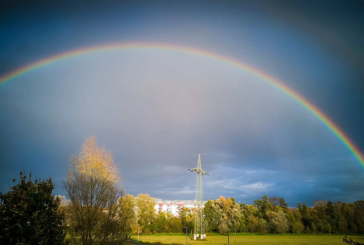 Regenbogen über den Wiesen und Bäumen des Fürther Wiesengrunds